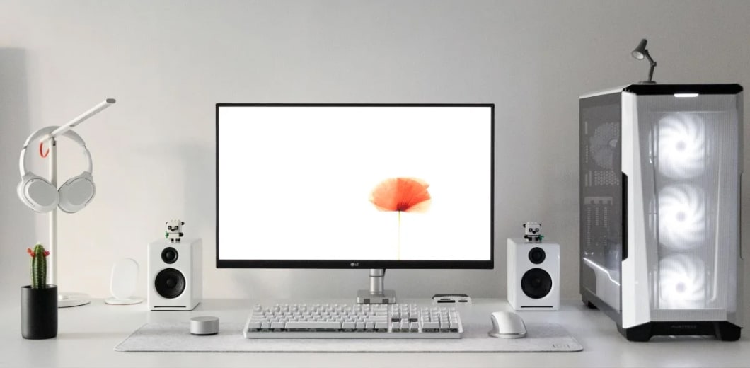 minimalist desk setup pic opt | 3 Minimalist Desk Setups